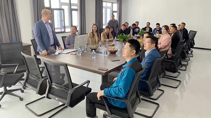 解總為客戶講解公司概況 解總為客戶講解公司概況